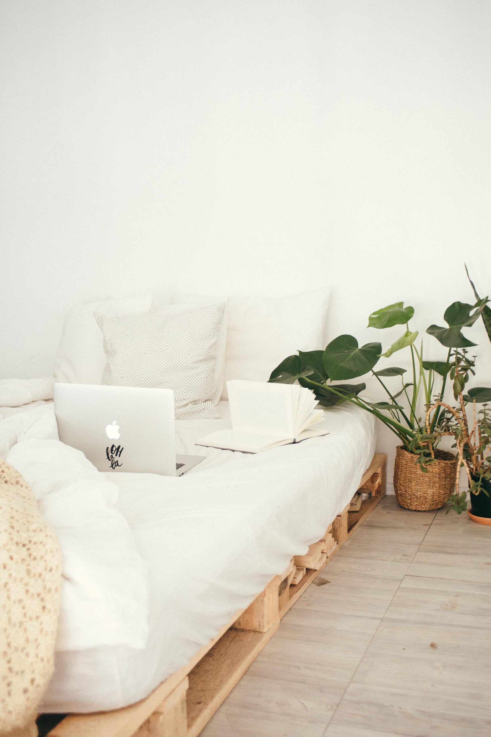 Bed base with pallets